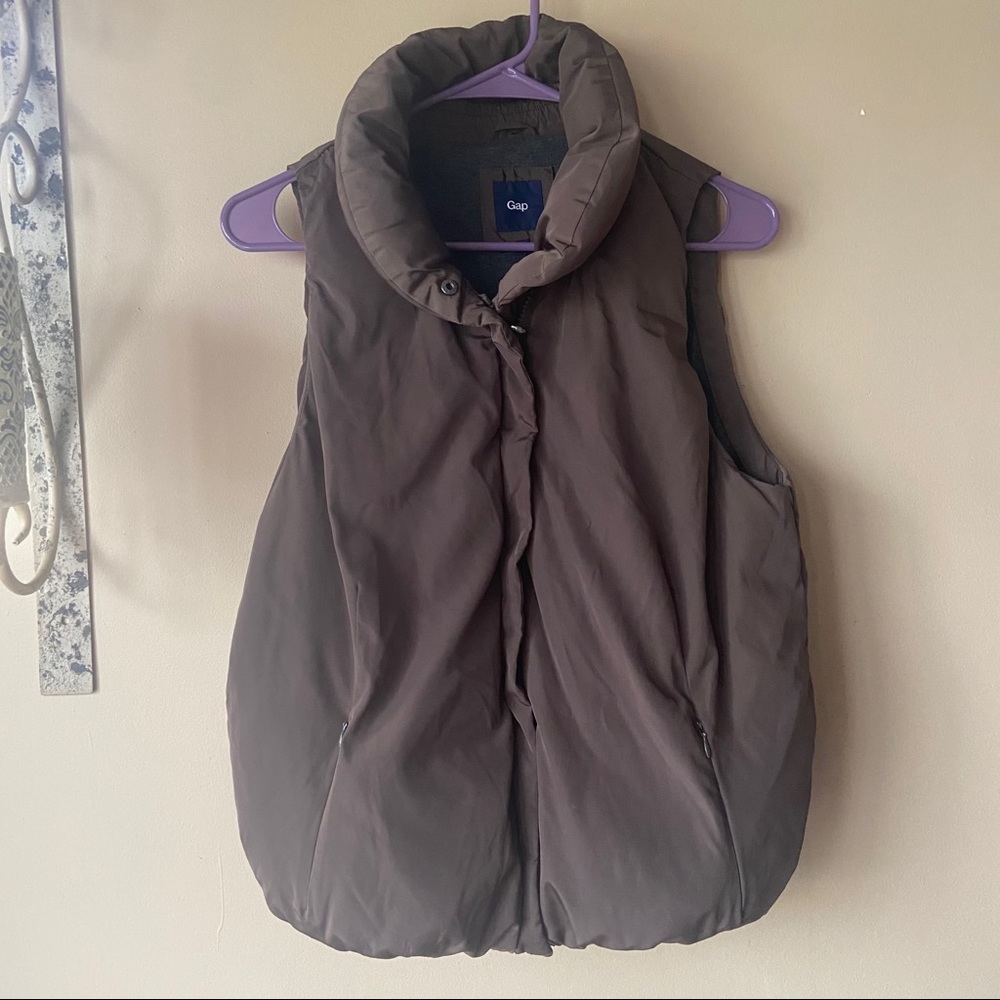 Gap Women’s High Collar Puffer Vest Medium